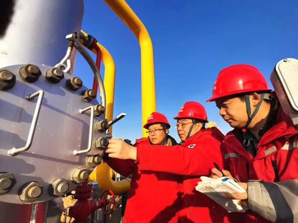 中铁十八局建安公司技术人员在&ldquo;国化能源1号工程&rdquo;孟家井分输站工艺装置区进行设备调试（伍振 摄） 