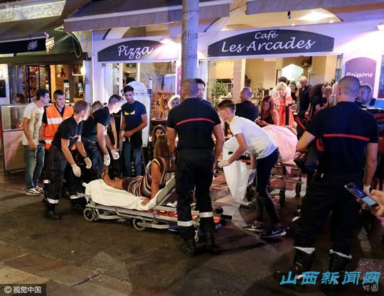 鞭炮当枪声引恐慌 法国发生踩踏40伤(图文)